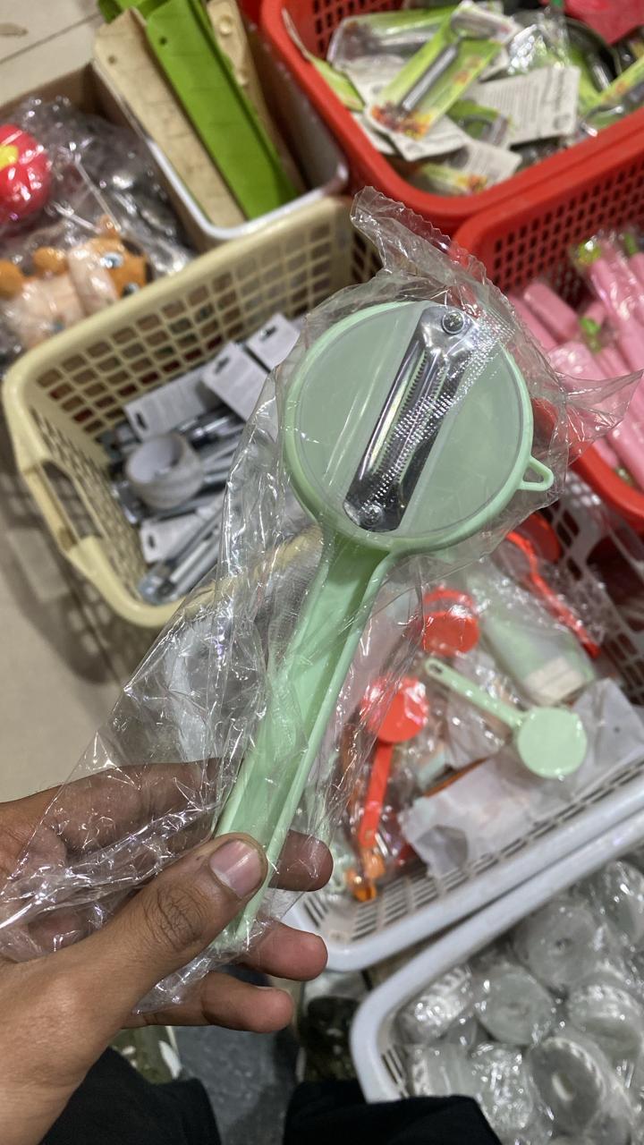 Multi‑Functional Vegetable & Fruit Peeler | With Integrated Storage Container